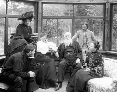 Vladimir Stasov se reposant après une séance avec Ilya Repin, avec Natalya Nordman-Severova, Maxim Gorki et Maria Andreyeva, à la datcha de Repin, août 1904 - Russian Photographer